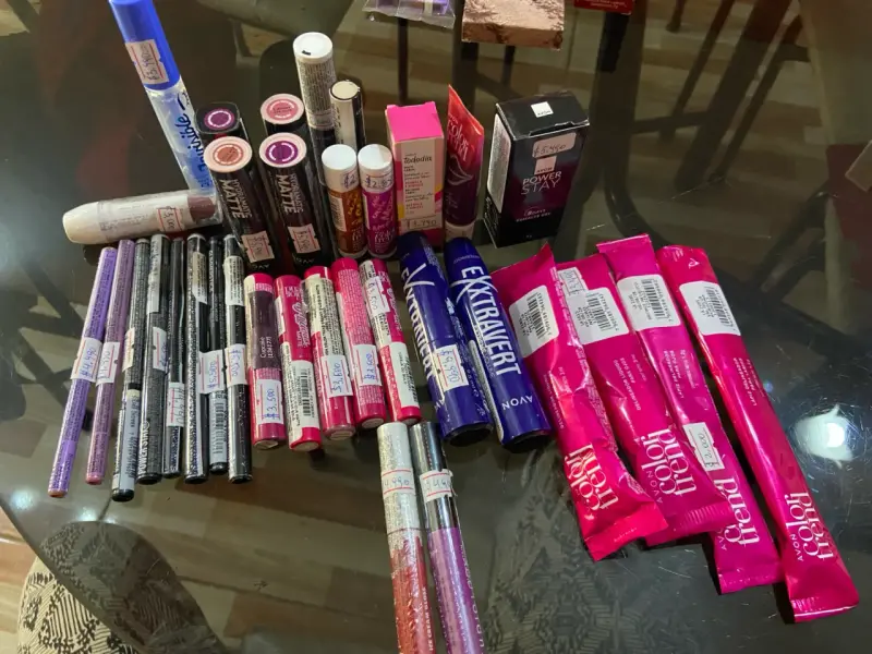 Lote de productos de belleza Avon variados - 1