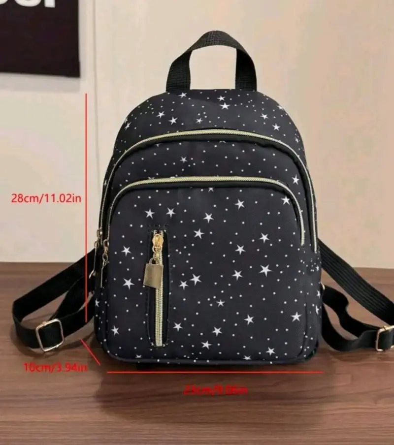 Mochila pequeña negra con diseño de estrellas