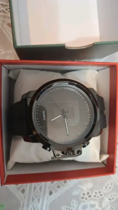 Reloj de pulsera negro con correa de silicona - miniatura 1