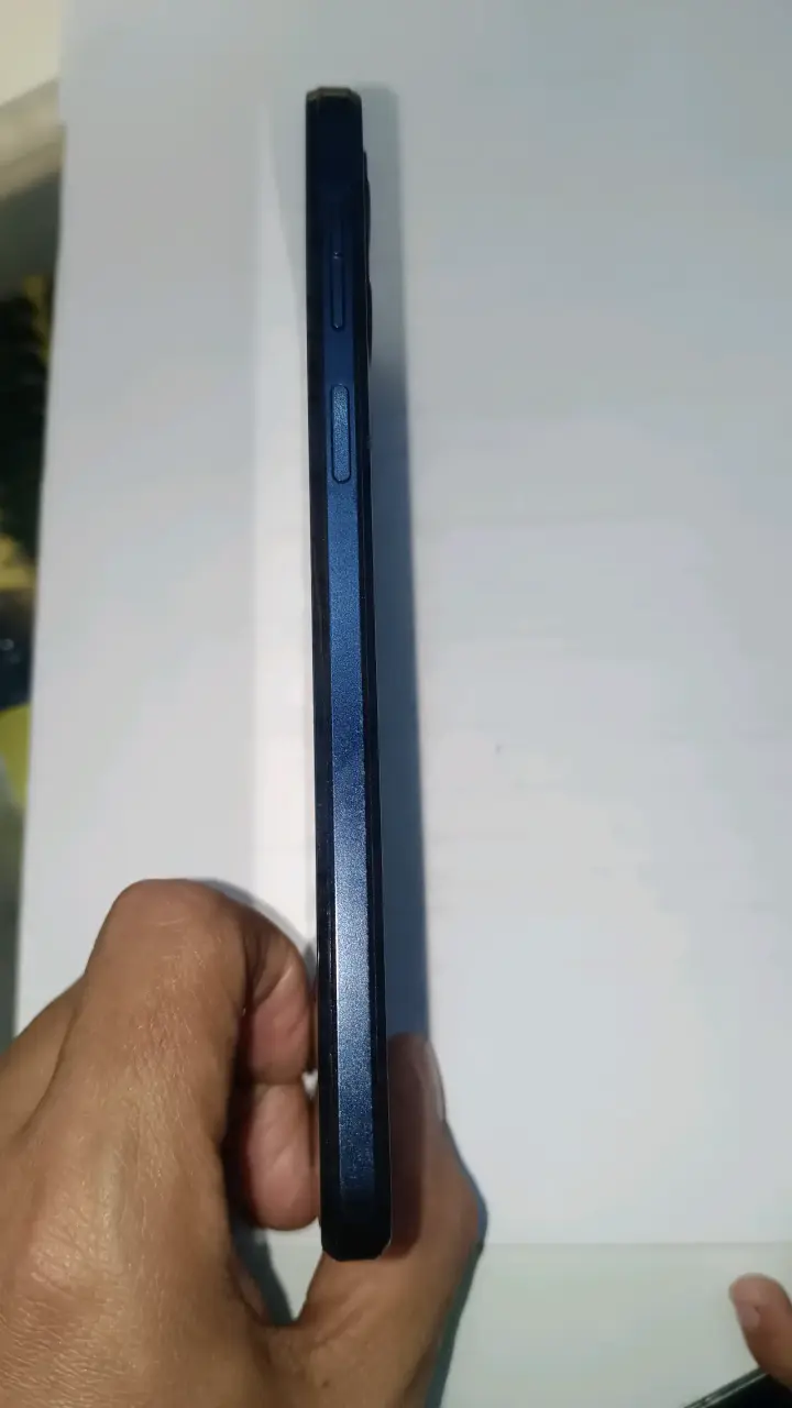 Smartphone Motorola con pantalla grande y cámara dual - 3