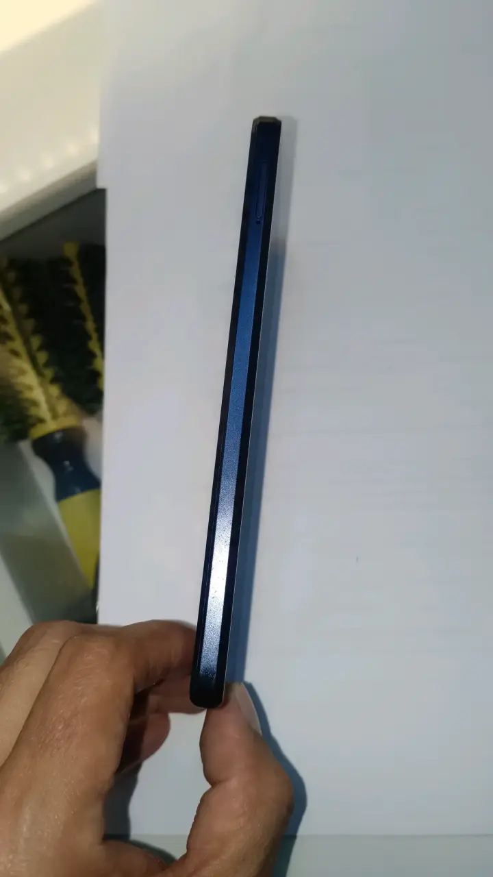 Smartphone Motorola con pantalla grande y cámara dual - 4
