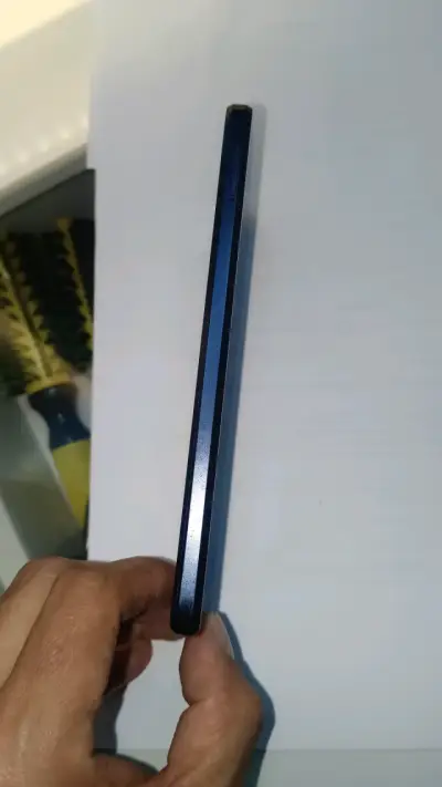 Smartphone Motorola con pantalla grande y cámara dual - miniatura 4