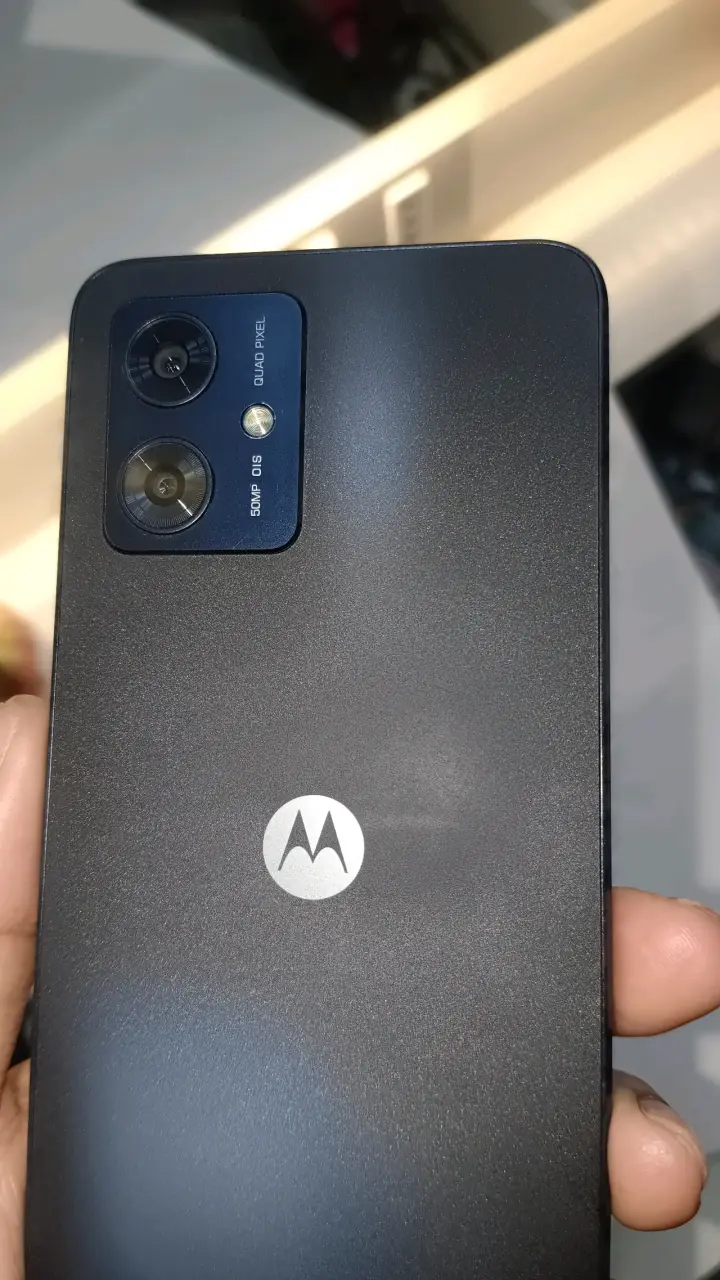 Smartphone Motorola con pantalla grande y cámara dual - 5