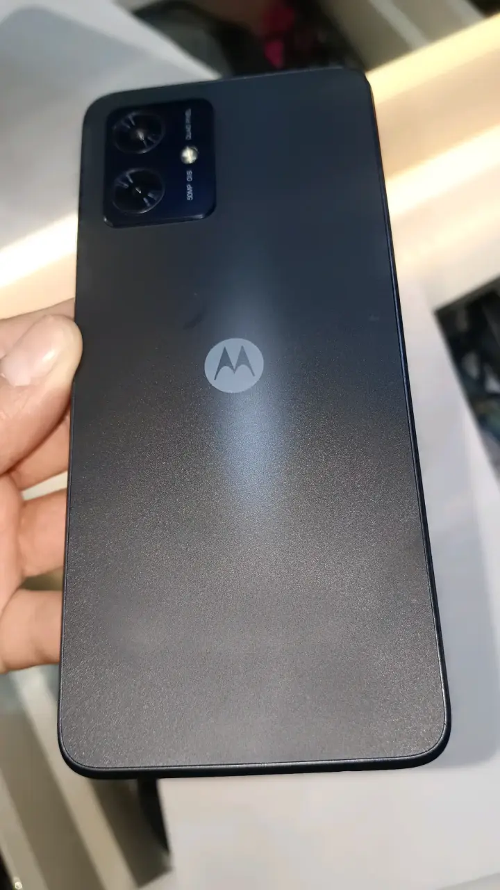 Smartphone Motorola con pantalla grande y cámara dual - 6