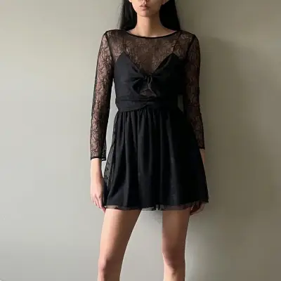 Vestido corto negro con encaje y lazo - miniatura 1