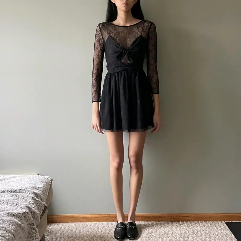 Vestido corto negro con encaje y lazo - 2