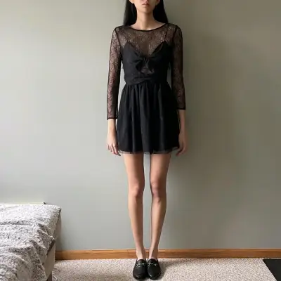 Vestido corto negro con encaje y lazo - miniatura 2