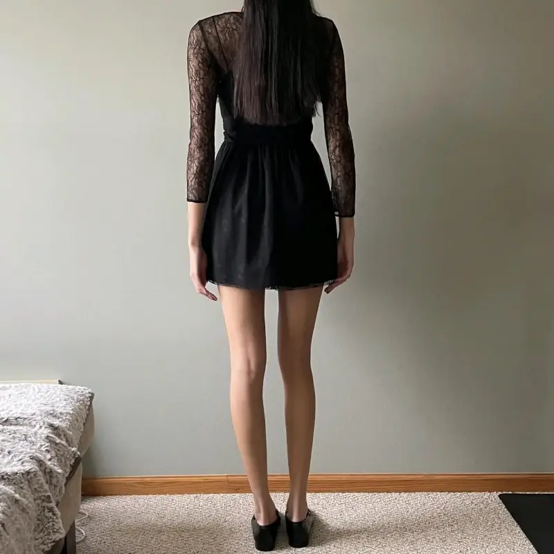 Vestido corto negro con encaje y lazo - 3