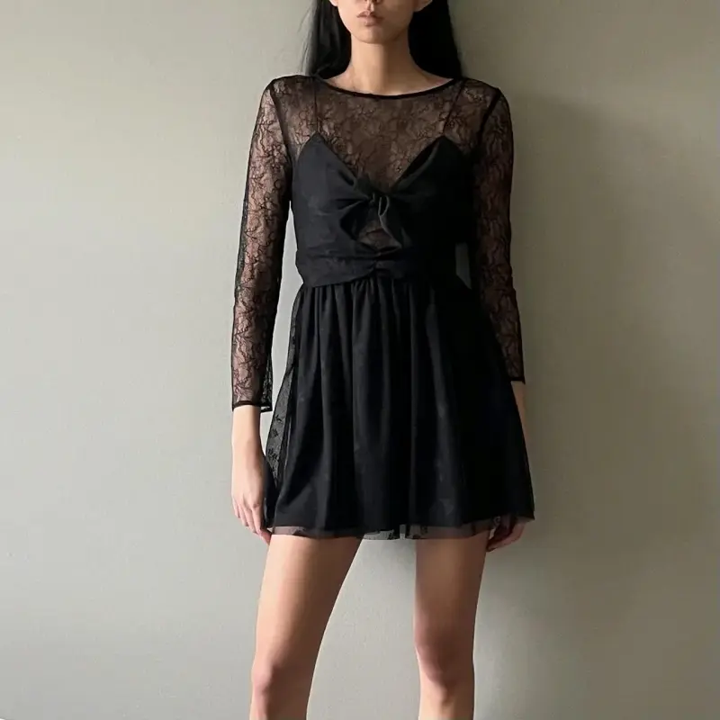 Vestido corto negro con encaje y lazo - 4