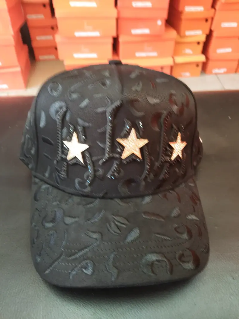 Gorra con diseño bordado y estrellas - 1