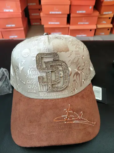 Gorra con diseño bordado y estrellas - miniatura 2