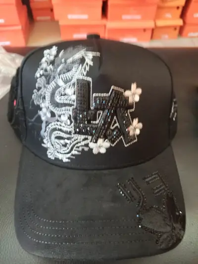 Gorra con diseño bordado y estrellas - miniatura 3