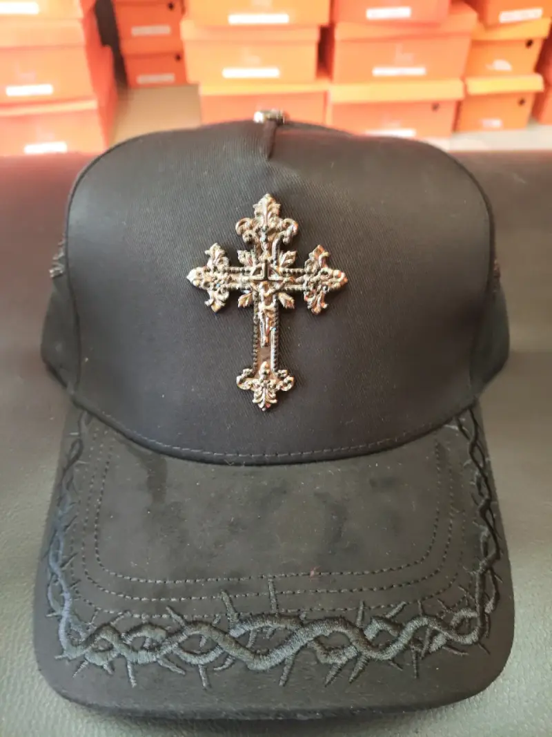 Gorra con diseño bordado y estrellas - 4