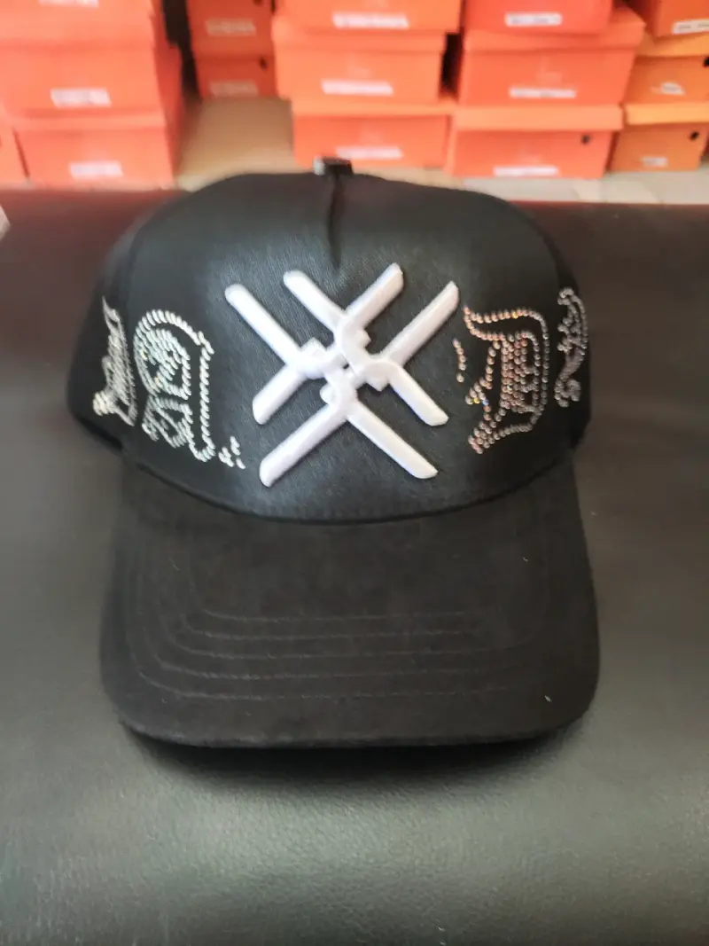 Gorra con diseño bordado y estrellas - 5