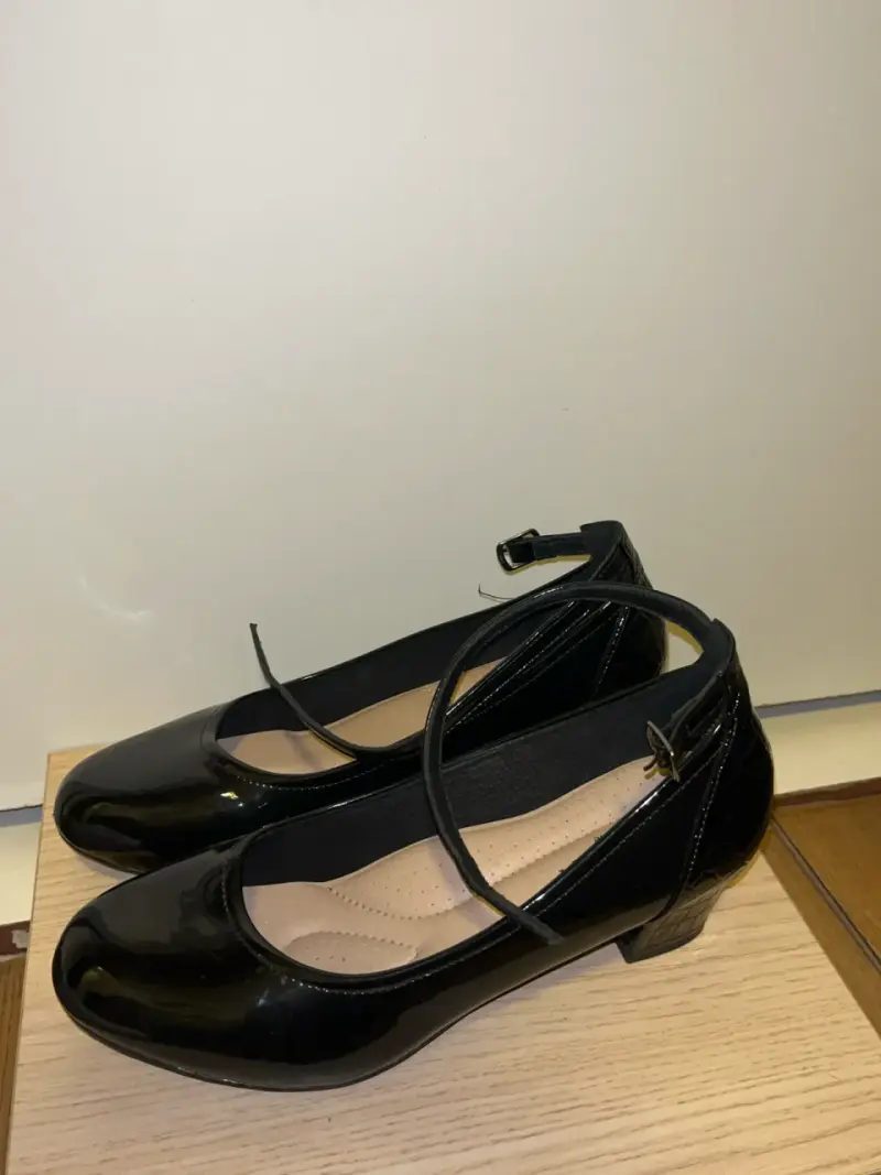 Zapatos de charol negro con taco bajo Chalada - 2