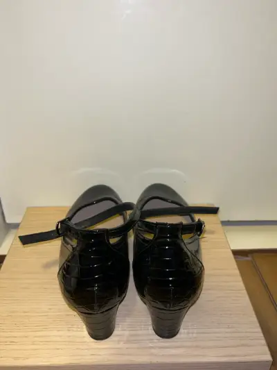 Zapatos de charol negro con taco bajo Chalada - miniatura 3