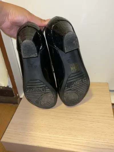 Zapatos de charol negro con taco bajo Chalada - miniatura 4