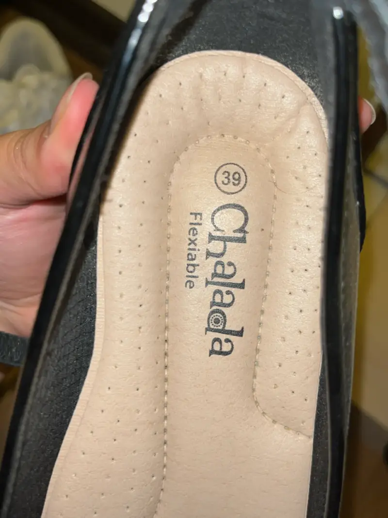 Zapatos de charol negro con taco bajo Chalada - 5