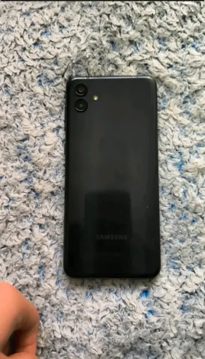 Teléfono Samsung Galaxy A04 en buen estado - miniatura 2