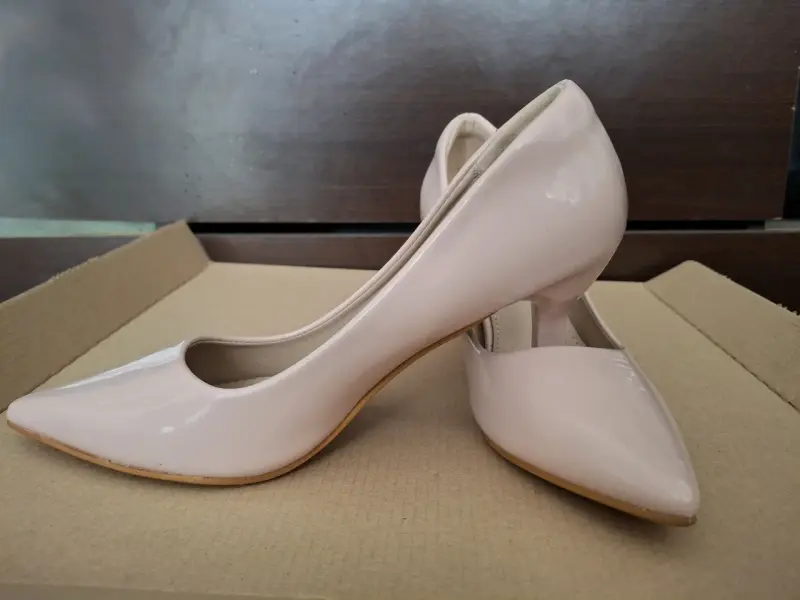 Zapatos de tacón alto color beige elegante - 1