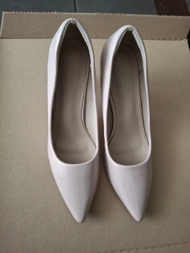 Zapatos de tacón alto color beige elegante - 2