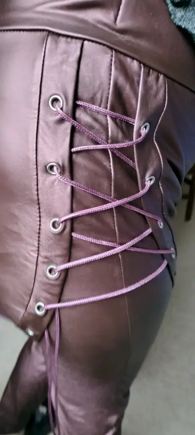 Pantalones de cuero sintético con cordones - miniatura 3