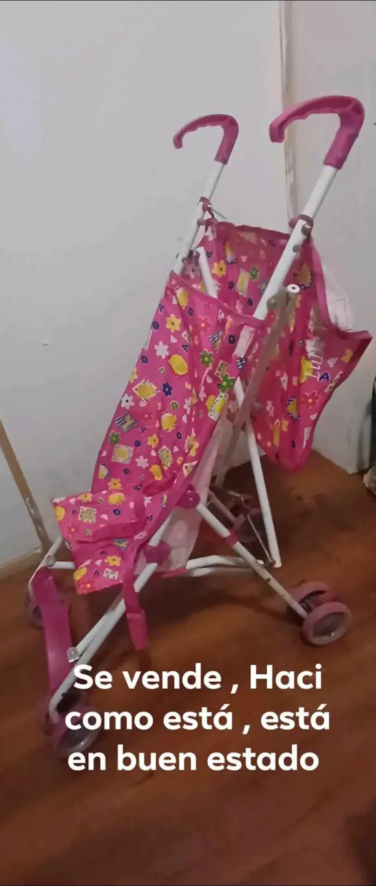 Coche de bebe rosa con diseño floral
