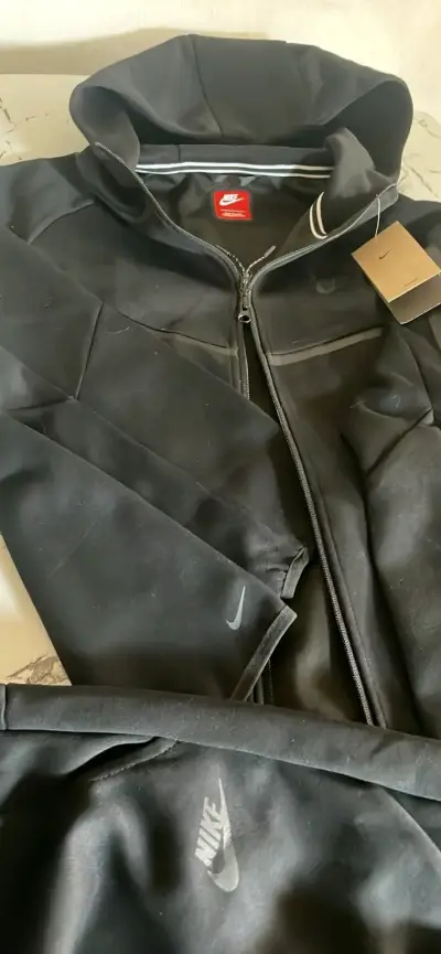 Conjunto deportivo Nike negro con capucha - miniatura 2
