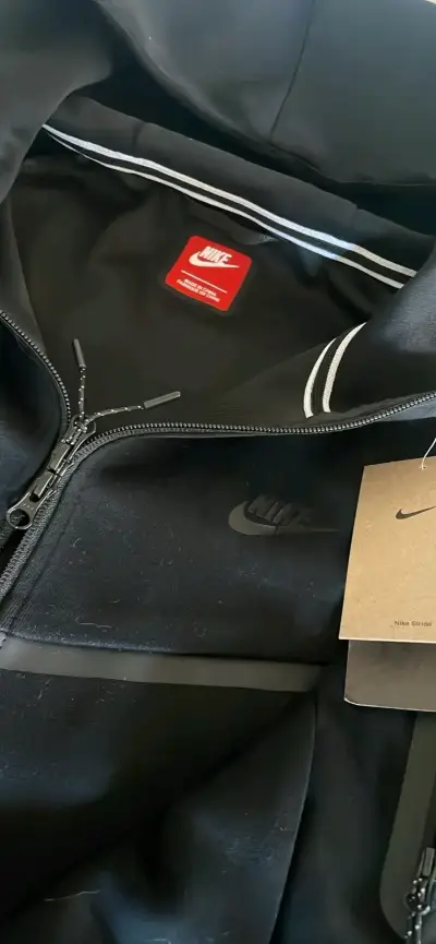 Conjunto deportivo Nike negro con capucha - miniatura 3
