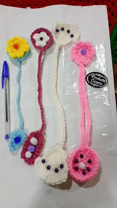 Separadores de libros tejidos a crochet coloridos - miniatura 1