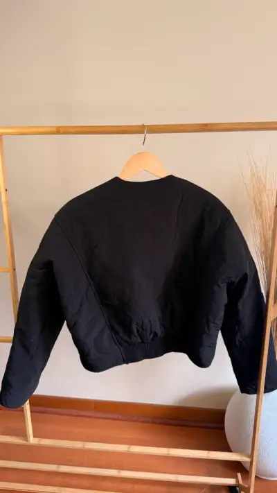 Chaqueta negra acolchada Zara para mujer - miniatura 2