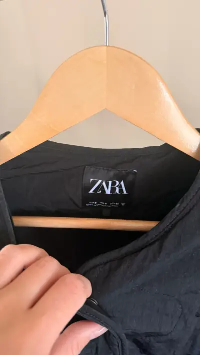 Chaqueta negra acolchada Zara para mujer - miniatura 3