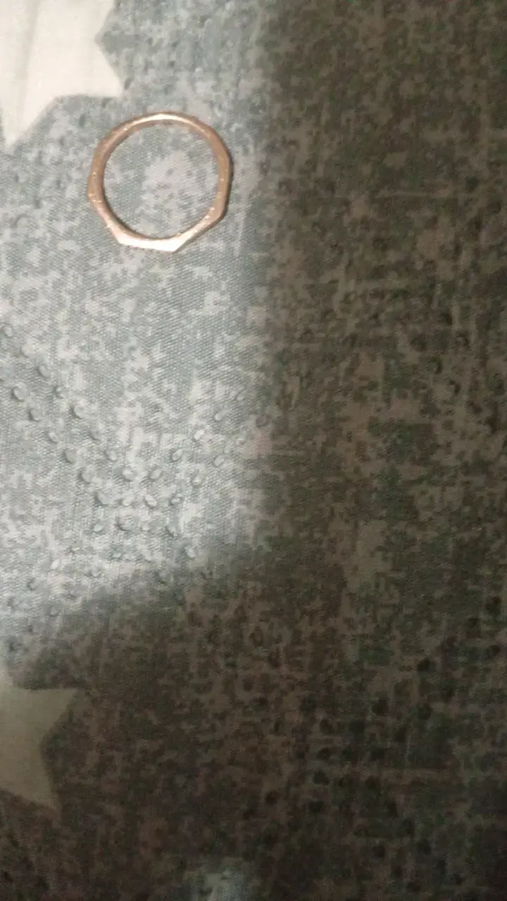 Anillo de oro con diseño hexagonal - 2