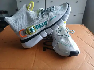 Zapatillas deportivas blancas con diseño moderno - miniatura 1