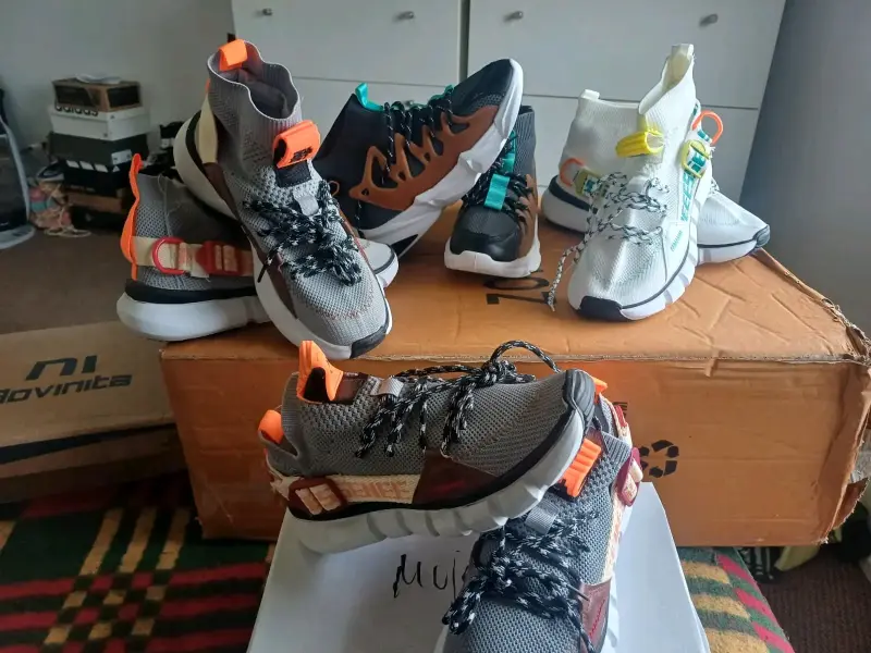 Zapatillas deportivas blancas con diseño moderno - 2