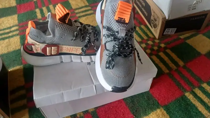 Zapatillas deportivas blancas con diseño moderno - 3