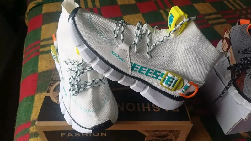 Zapatillas deportivas blancas con diseño moderno - 4