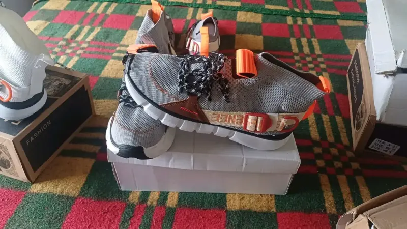 Zapatillas deportivas blancas con diseño moderno - 5