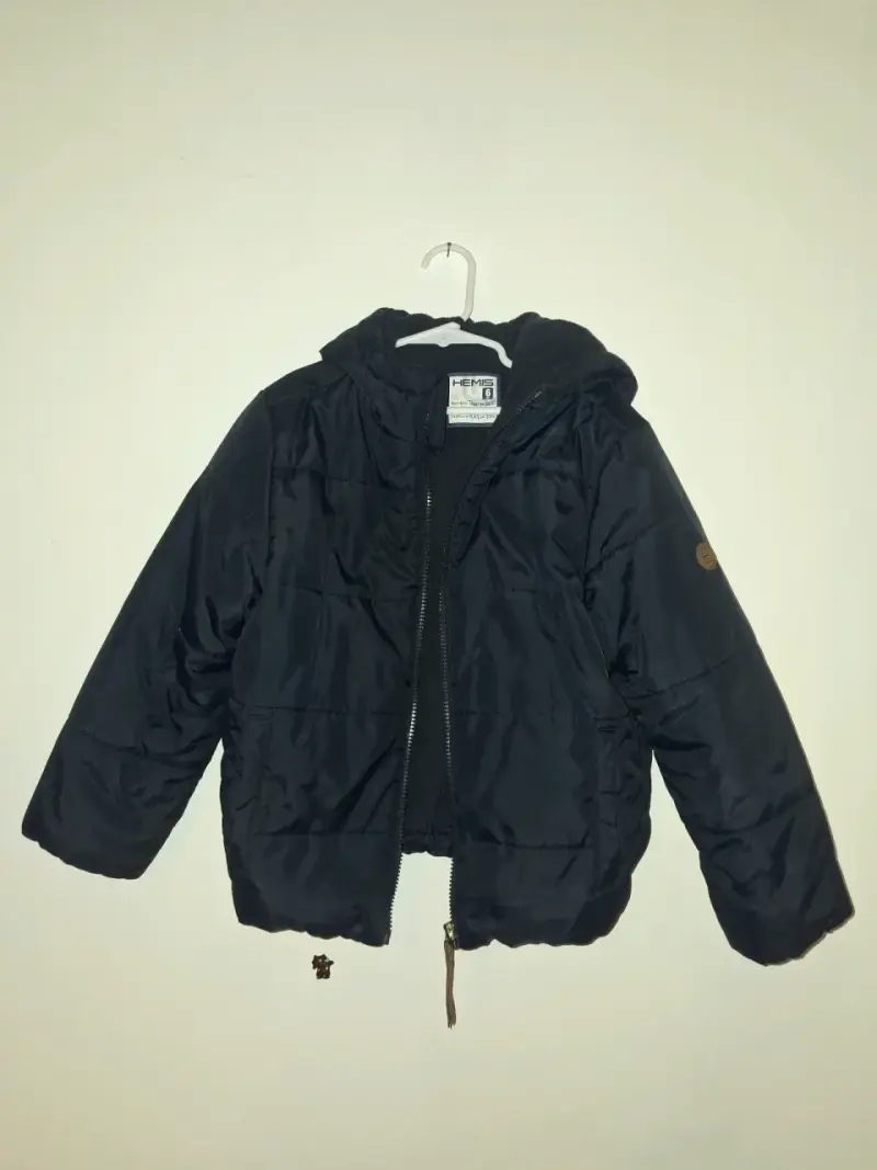Chaqueta acolchada azul con capucha para niño - 2