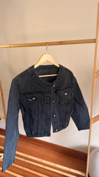 Chaqueta de mezclilla negra para mujer - miniatura 1