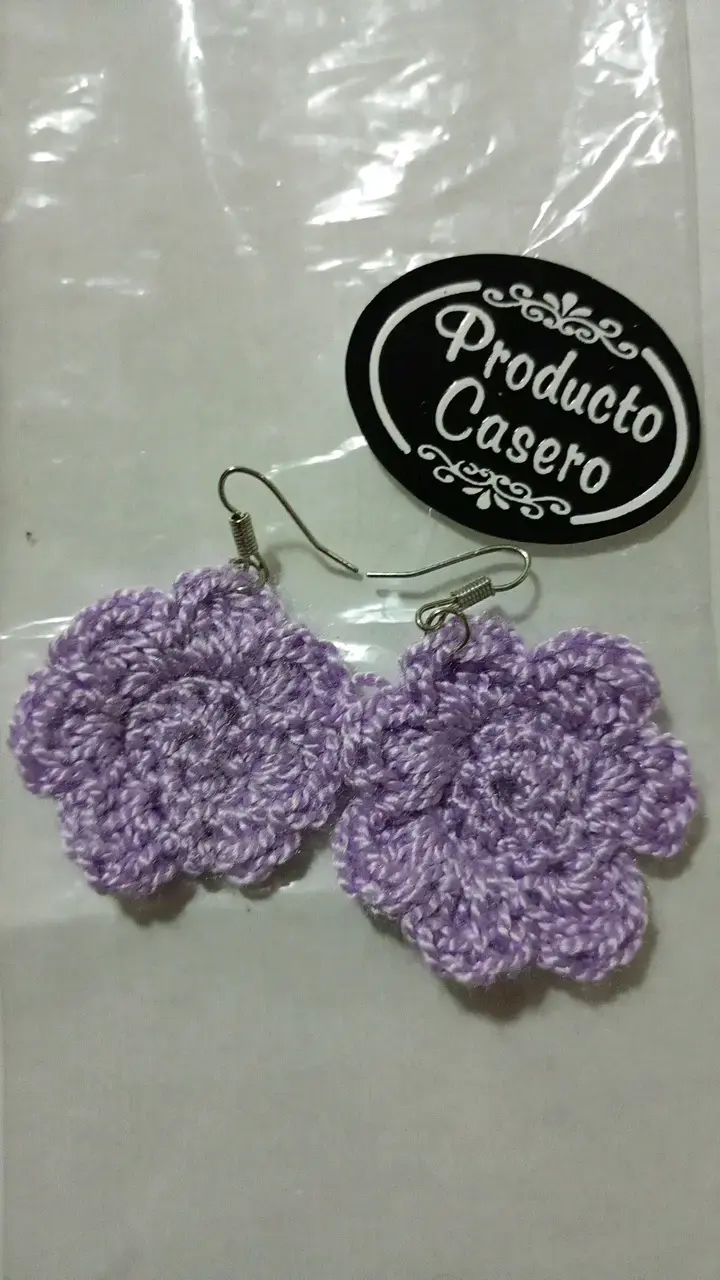 Aros de crochet flor lila hecho a mano