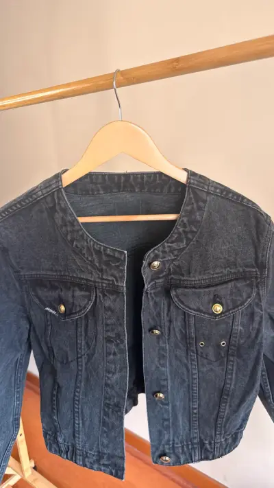 Chaqueta de mezclilla negra para mujer - miniatura 2