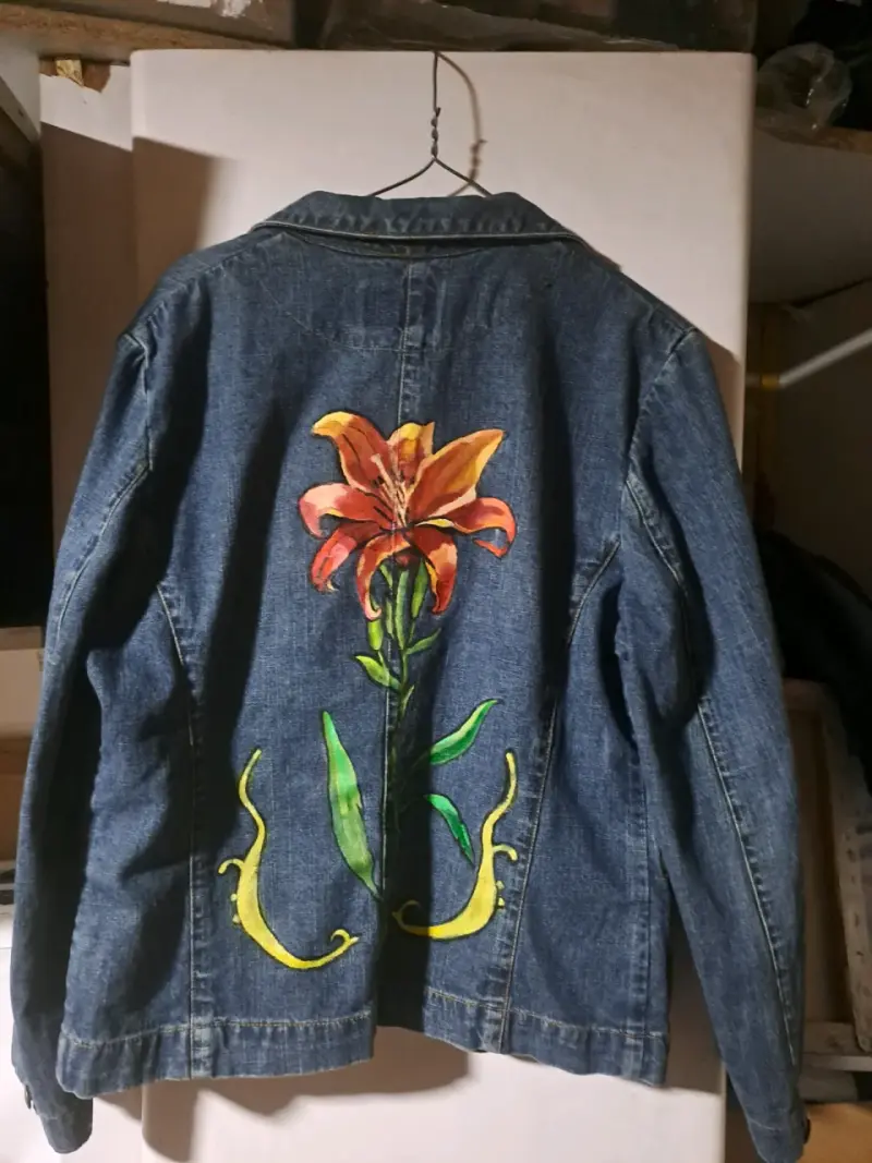 Chaqueta de mezclilla con diseño floral pintado a mano - 1
