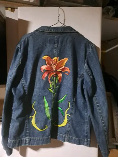 Chaqueta de mezclilla con diseño floral pintado a mano - miniatura 1