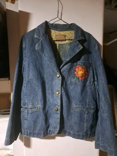 Chaqueta de mezclilla con diseño floral pintado a mano - miniatura 2