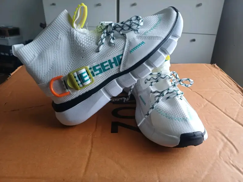 Zapatillas deportivas unisex blancas y grises - 1
