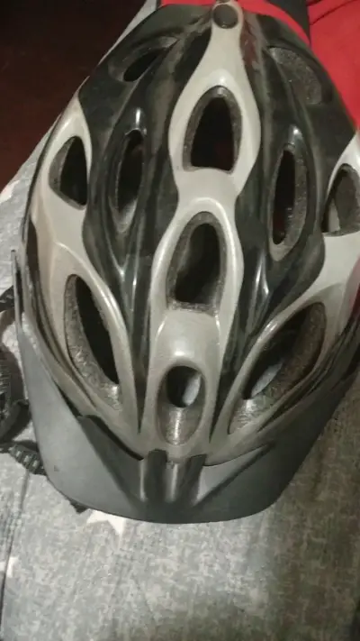 Casco de bicicleta negro y gris con ventilación - miniatura 1