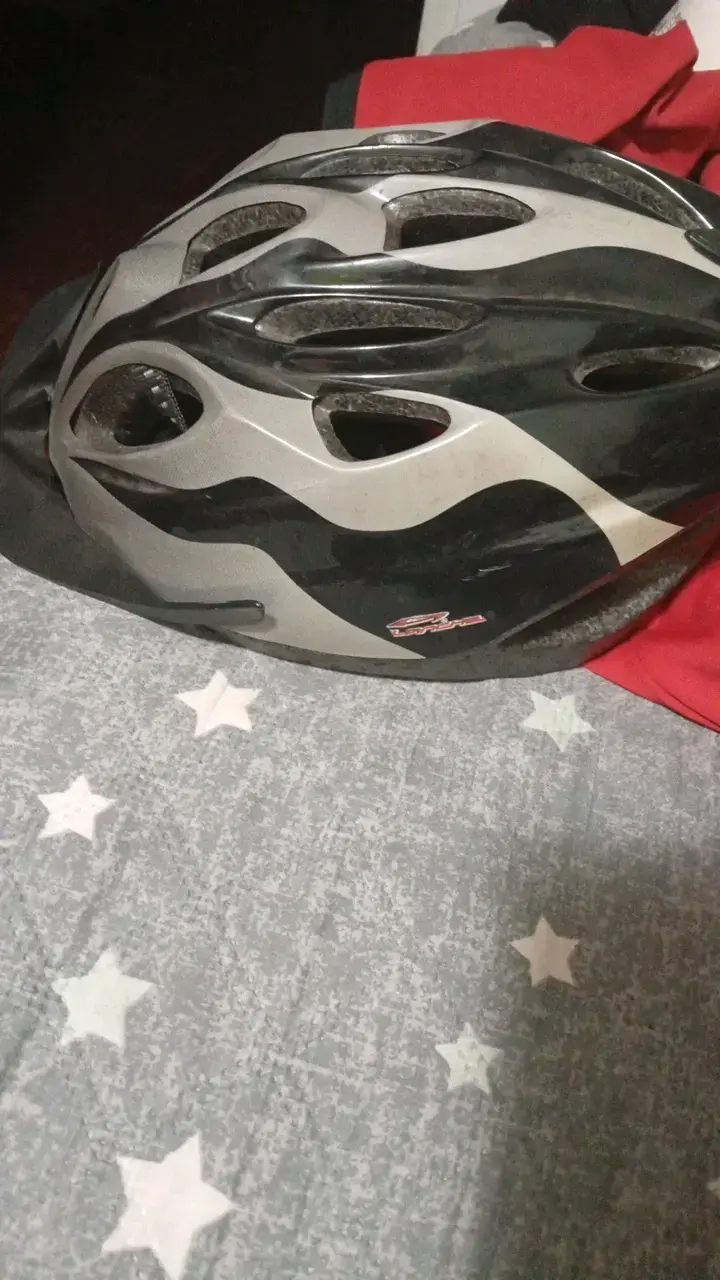 Casco de bicicleta negro y gris con ventilación - 2