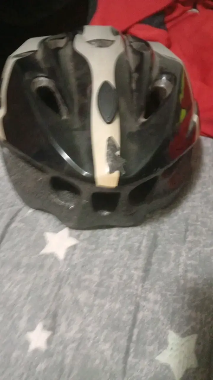 Casco de bicicleta negro y gris con ventilación - 3