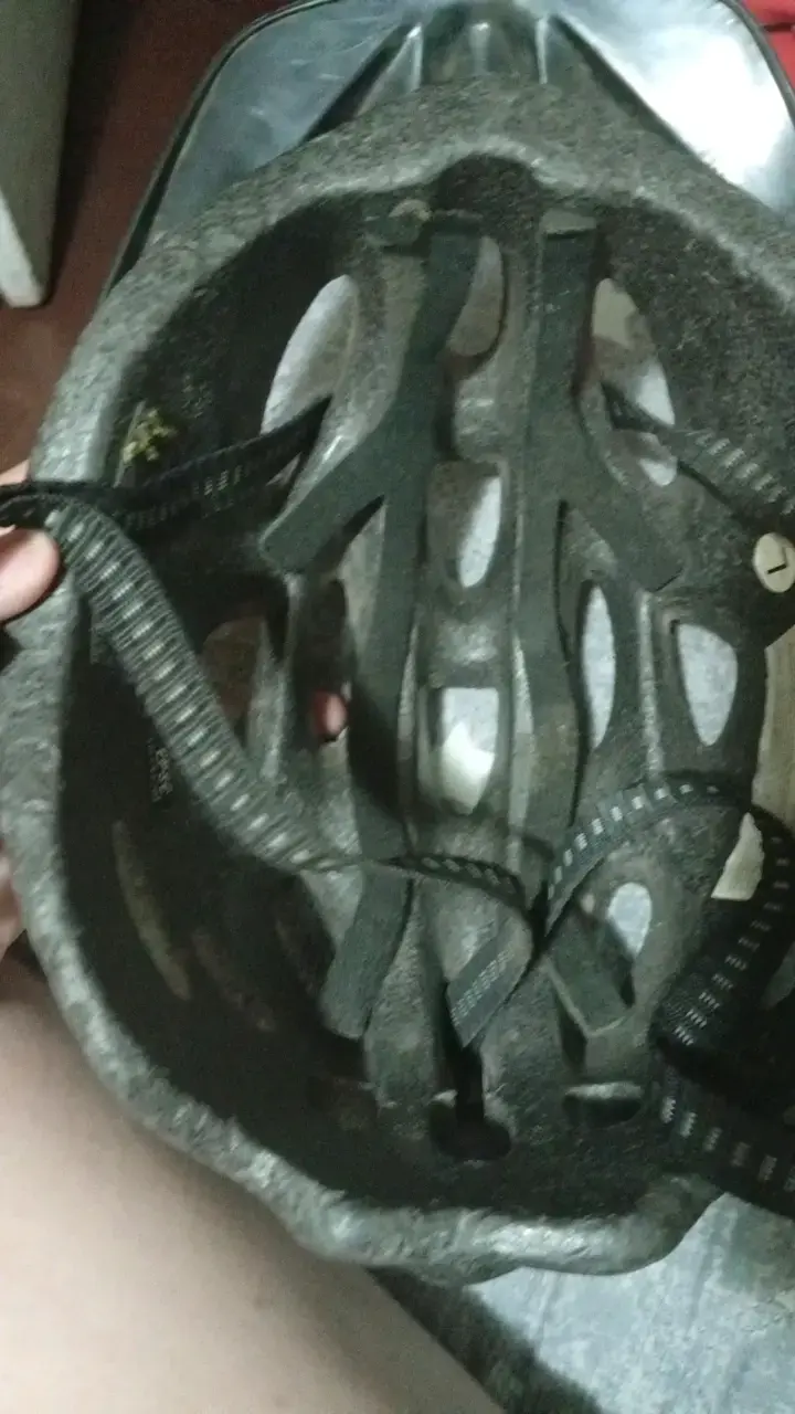 Casco de bicicleta negro y gris con ventilación - 5